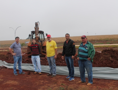 Drenagem é realizada para implantação de quadra de areia no Lago Municipal 